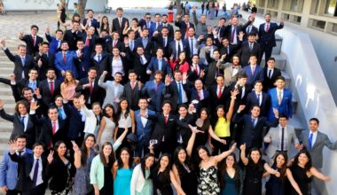 Nuevos Ingenieros UAI reciben su título en campus Santiago y Viña