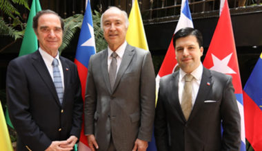 Exalumno de Derecho UAI participa de Cumbre en Medellín