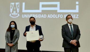 Carlos Franco recibe el premio al mejor docente de la Escuela de Comunicaciones y Periodismo