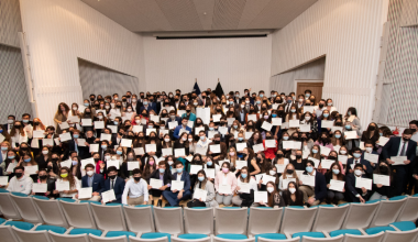 Estudiantes UAI reciben reconocimiento por sus méritos académicos.