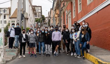 Tour por Valparaíso conectó a los y las nuevos estudiantes con la historia local.