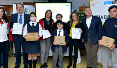 Escolares de colegios municipales aprenden de energía sostenible con kits electrónicos