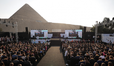 Una ceremonia mágica: La graduación CEMS UAI frente a las pirámides de Egipto