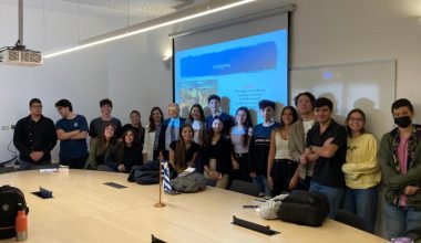Estudiantes UAI comparten con el embajador de Grecia