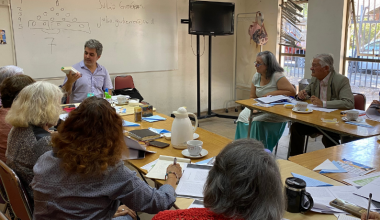Facultad de Artes Liberales UAI realiza taller de escritura creativa para adultos mayores de Peñalolén
