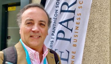 Académico Sebastián Uriarte presenta en conferencia en París investigación sobre IA y emprendimiento